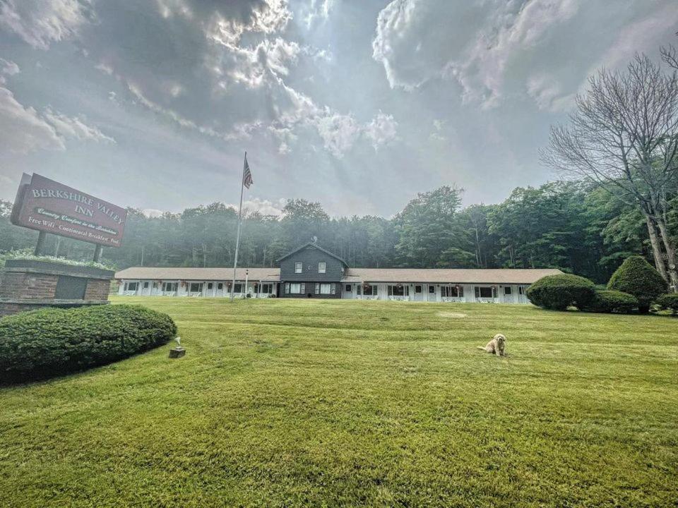 Berkshire Valley Inn North Hancock ภายนอก รูปภาพ