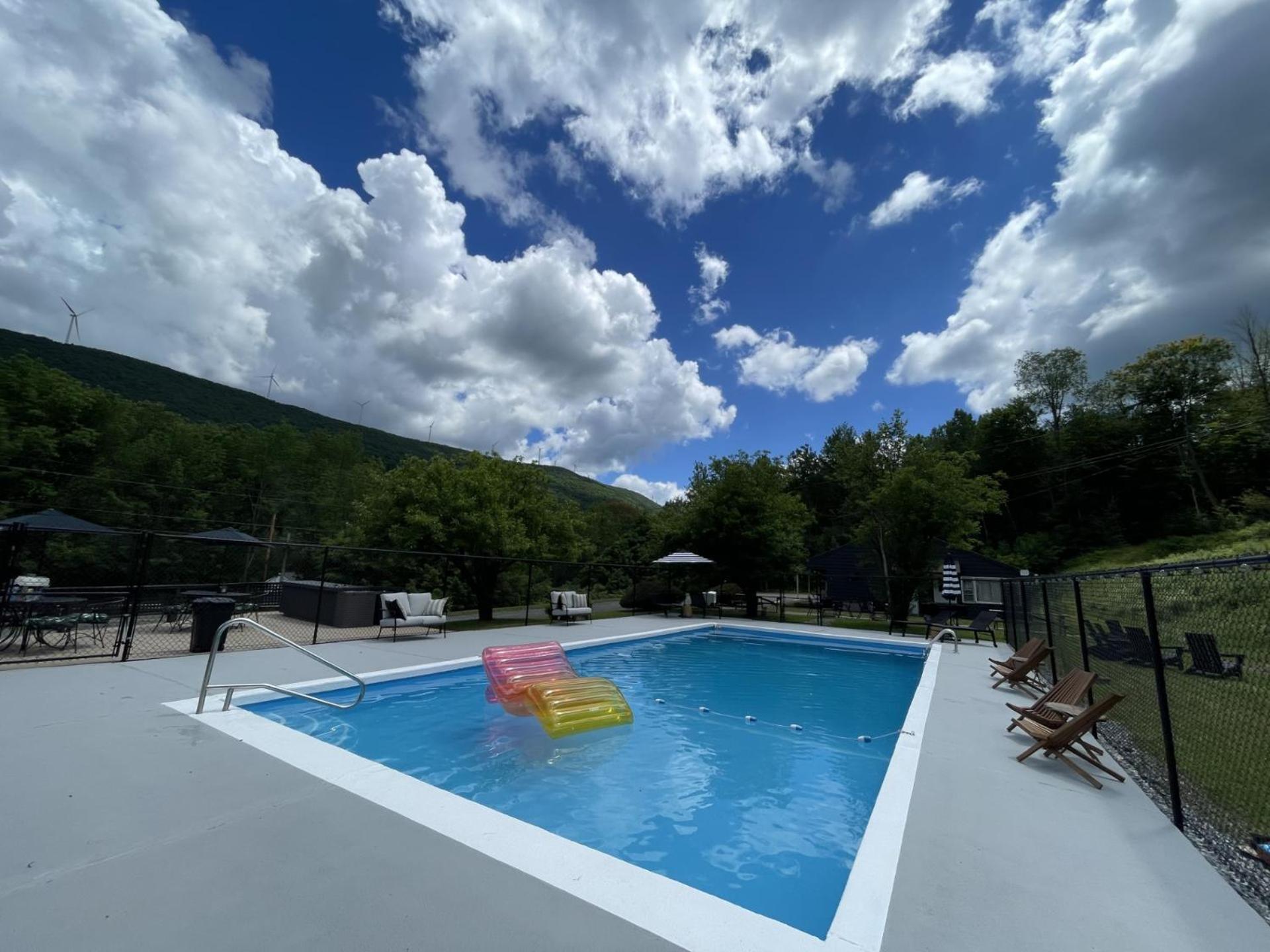 Berkshire Valley Inn North Hancock ภายนอก รูปภาพ